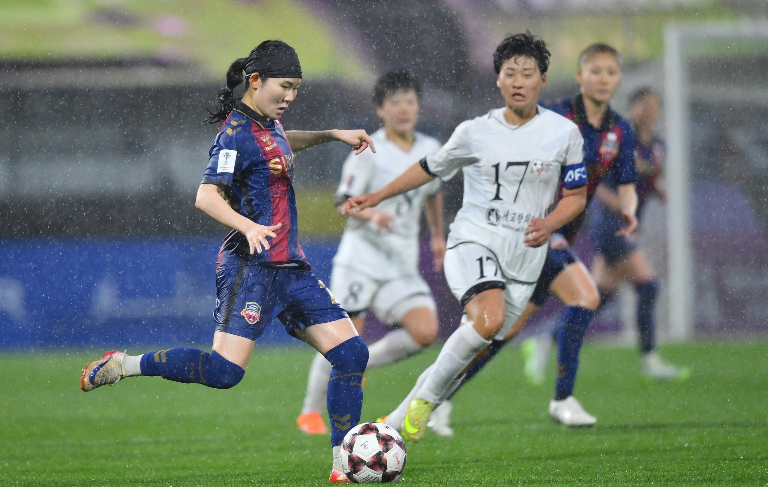 Suwon FC Women and Naegohyang contest the ball in the AFC Women's Champions League semi-final